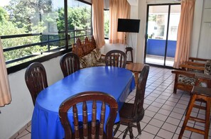 家庭公寓, 露台, 泳池景 | 客廳