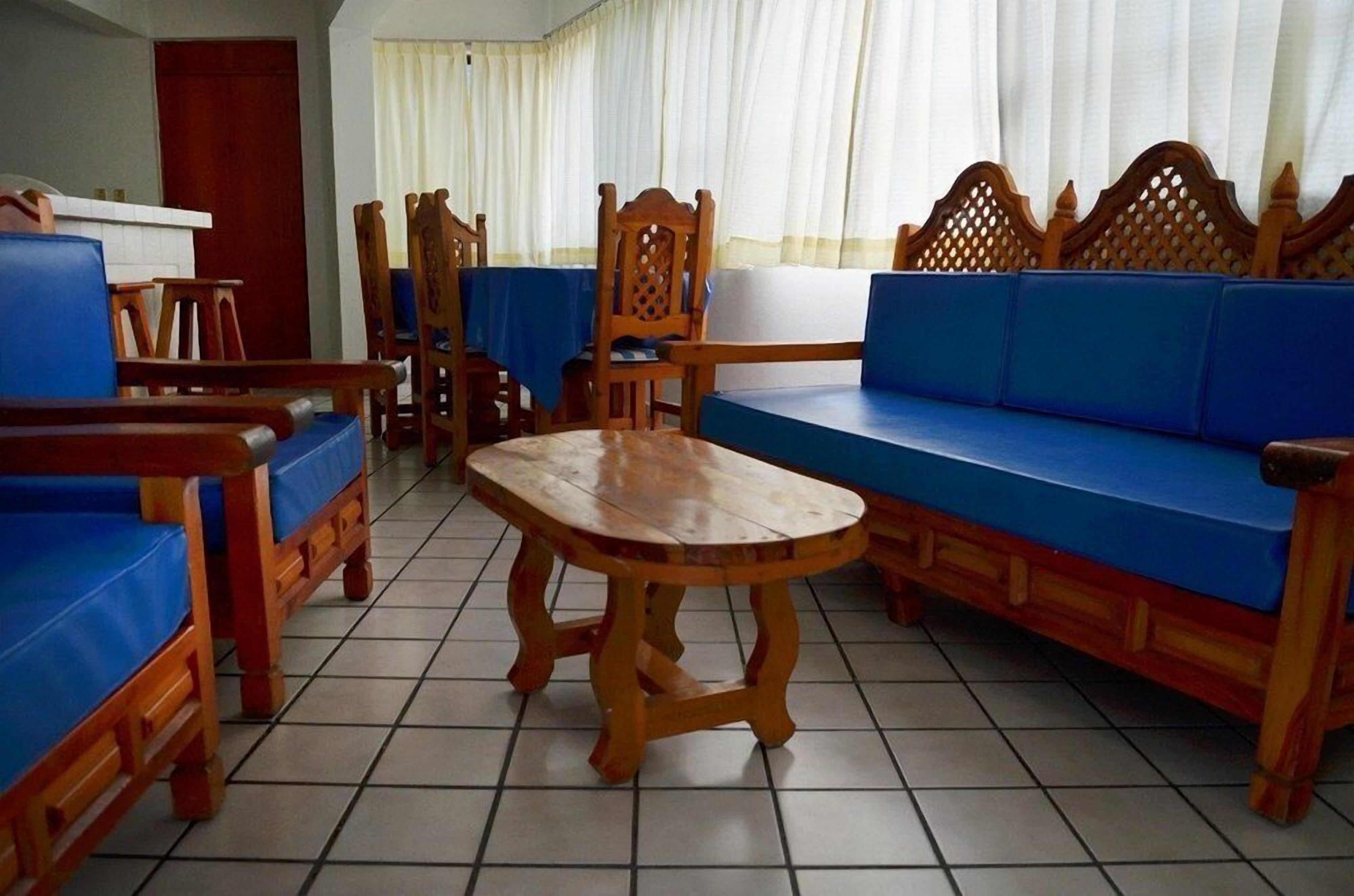 家庭公寓, 阳台, 泳池景观 | 起居区