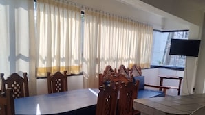 家庭公寓, 露台 | 客廳 | 電視