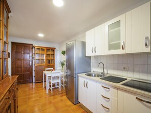 Jääkaappi, mikroaaltouuni, kahvin-/teenkeitin, leivänpaahdin