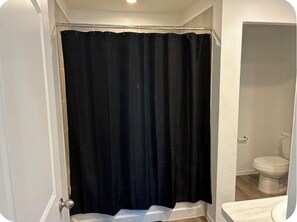 Hair dryer, towels, soap, shampoo - Lovely 3-bedroom house with AC in vibrant Houston (Houston)
