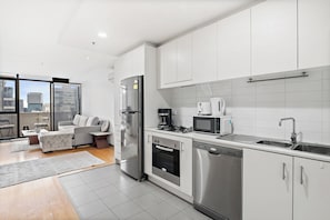 Private kitchen - Luxury 2BR/2BA Retreat in Southbank | City views, CBD, Walk to Arts & Dining (Southbank)