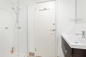 Shower, hair dryer, towels, soap - Luxury 2BR/2BA Retreat in Southbank | City views, CBD, Walk to Arts & Dining (Southbank)