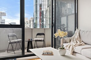 Smart TV - Luxury 2BR/2BA Retreat in Southbank | City views, CBD, Walk to Arts & Dining (Southbank)