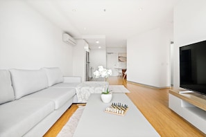 Smart TV - Luxury 2BR/2BA Retreat in Southbank | City views, CBD, Walk to Arts & Dining (Southbank)
