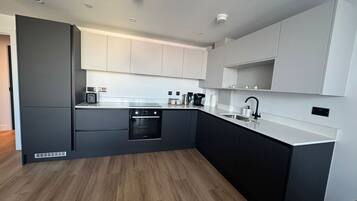 Kylskåp, ugn, spishäll och diskmaskin