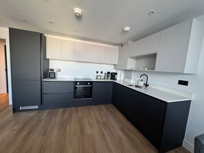 Kylskåp, ugn, spishäll och diskmaskin