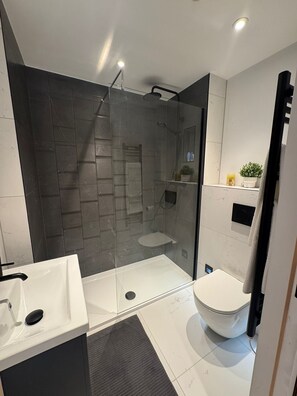 Shower, hair dryer, towels, soap - Luxury brand-new 2-bed, Reef Manor, walk to beach (Bournemouth)