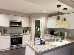 Jääkaappi, mikroaaltouuni, uuni, liesi