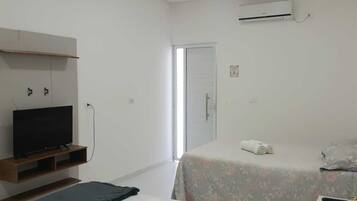 Quarto triplo luxo, varanda, vista para a piscina | Wi-Fi de cortesia