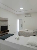 Habitación triple Deluxe, patio, vistas a la piscina | Wifi gratis