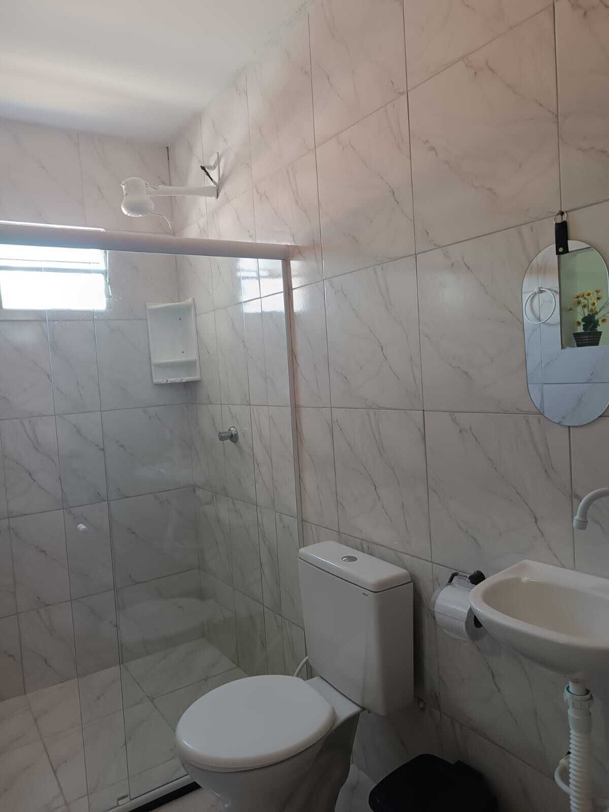 Quarto superior, sacada, vista para a piscina | Banheiro | Toalhas de banho, papel higiênico