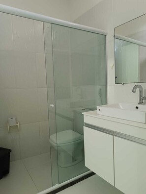 Deluxe Triple Room, Patio, Pool View | Bathroom | Towels, toilet paper - Pousada Oasis Tamandare (Tamandaré)