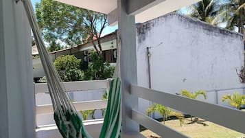 Quarto superior, sacada, vista para a piscina | Terraço/pátio