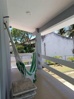 Habitació superior, balcó, vistes a la piscina | Terrassa o pati