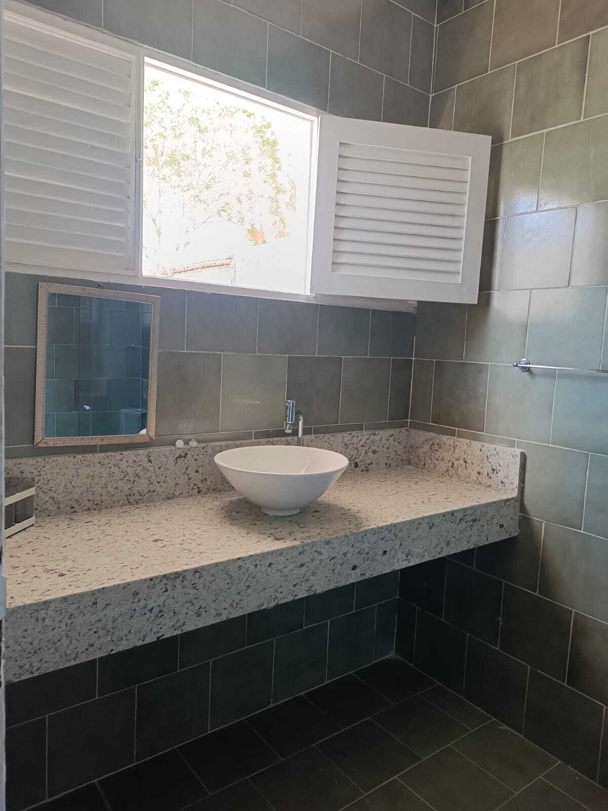 Quarto superior, sacada, vista para a piscina | Banheiro | Toalhas de banho, papel higiênico