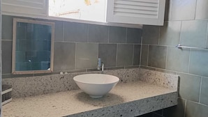 A bathroom with a white sink, a window with blinds, and a mirror. - Pousada Oasis Tamandare (Tamandaré)