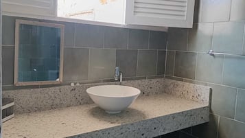 Quarto superior, sacada, vista para a piscina | Banheiro | Toalhas de banho, papel higiênico