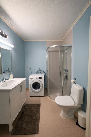 Bathroom - Cozy 3-bedroom apartment - 5 min from the zoo - Towels and bed linen included (Kristiansand)