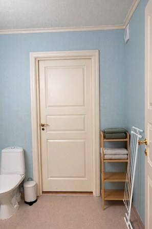 Towels, soap, toilet paper - Cozy 3-bedroom apartment - 5 min from the zoo - Towels and bed linen included (Kristiansand)