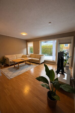 Living area - Cozy 3-bedroom apartment - 5 min from the zoo - Towels and bed linen included (Kristiansand)