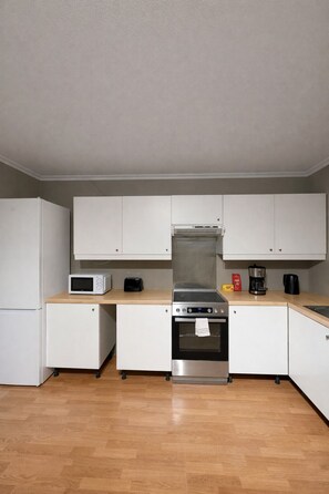 Private kitchen - Cozy 3-bedroom apartment - 5 min from the zoo - Towels and bed linen included (Kristiansand)