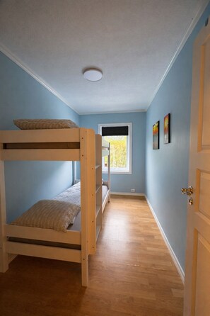 Room - Cozy 3-bedroom apartment - 5 min from the zoo - Towels and bed linen included (Kristiansand)