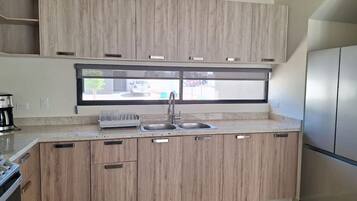 雪櫃、咖啡機/沖茶器、廚房用具/餐具/器皿