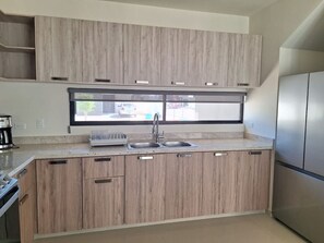 Fridge, coffee/tea maker, cookware/dishes/utensils - Casa Nopal (La Paz)