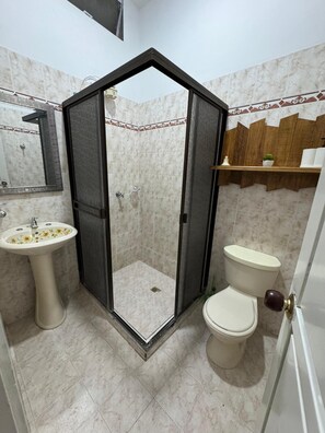 Shower, towels, soap, toilet paper - Spacious and Luminous Apartment in Roldanillo, Excellent Location (Roldanillo)