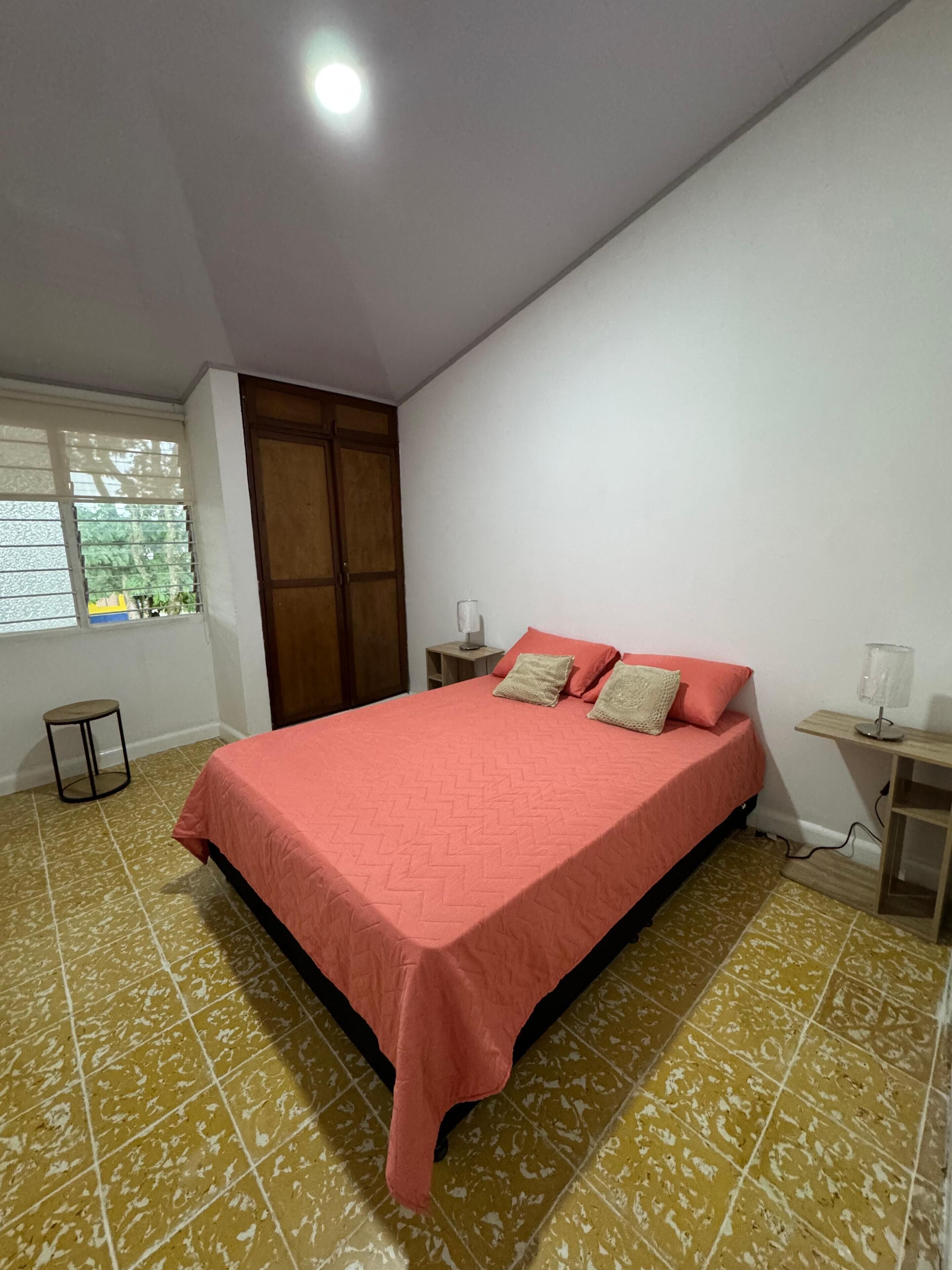 3 chambres, accès à Internet, literie fournie