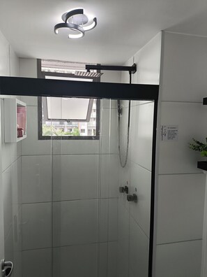 Shower, hair dryer, bidet, towels - Studio apartment with pool in Porto Maravilha, Rio de Janeiro. (Rio de Janeiro)