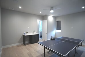 Games room - Modern 3BR + Game Rm Near Market Center / Med District / Uptown - 2 min to DART (Dallas)