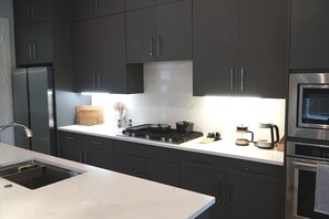 Fridge, microwave, oven, stovetop - Modern 3BR + Game Rm Near Market Center / Med District / Uptown - 2 min to DART (Dallas)
