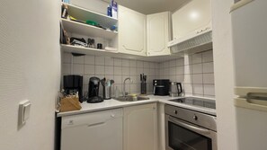 Kylskåp, mikrovågsugn, ugn och spishäll