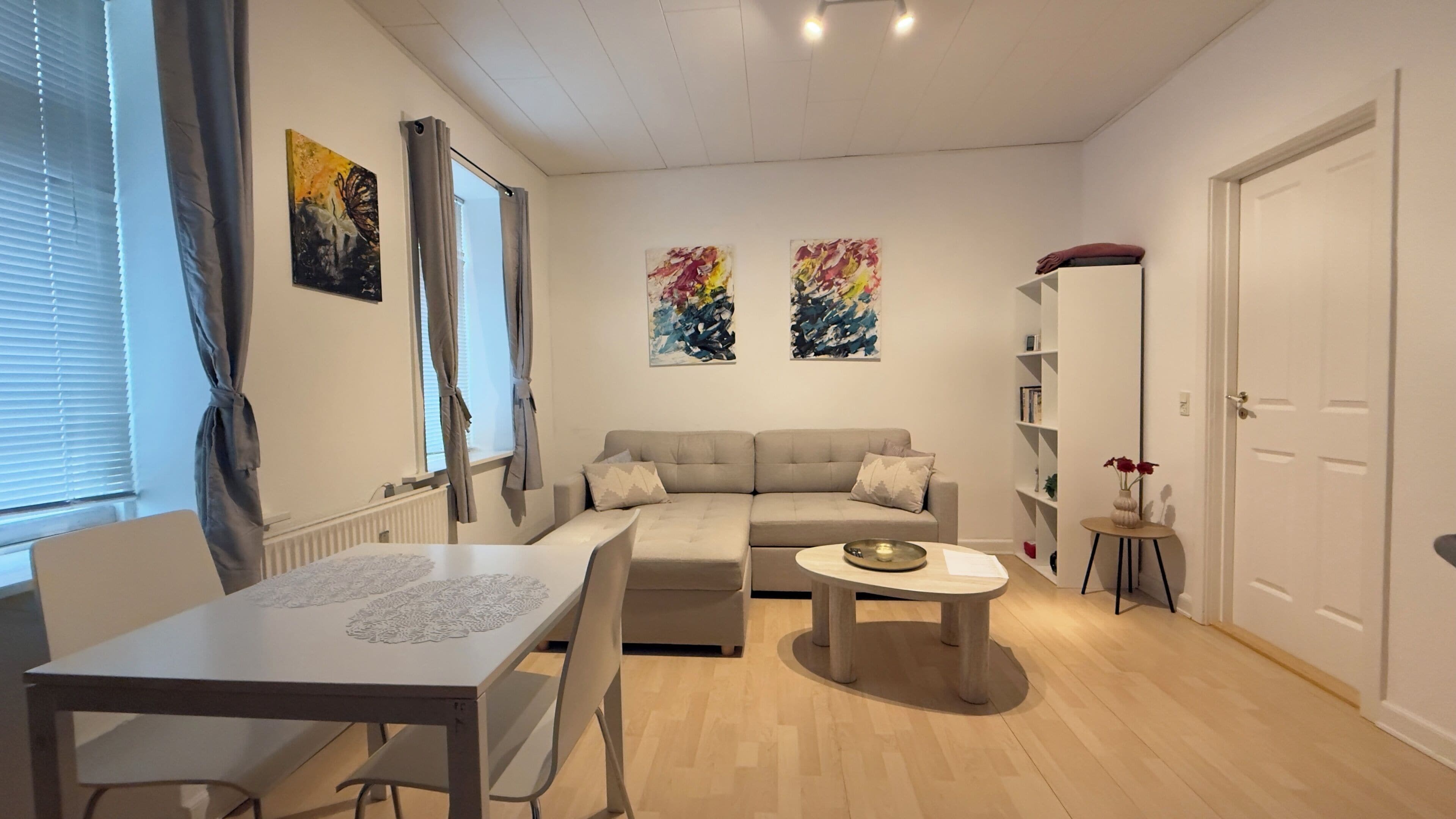 Smart-TV, Bücher, Stereoanlage