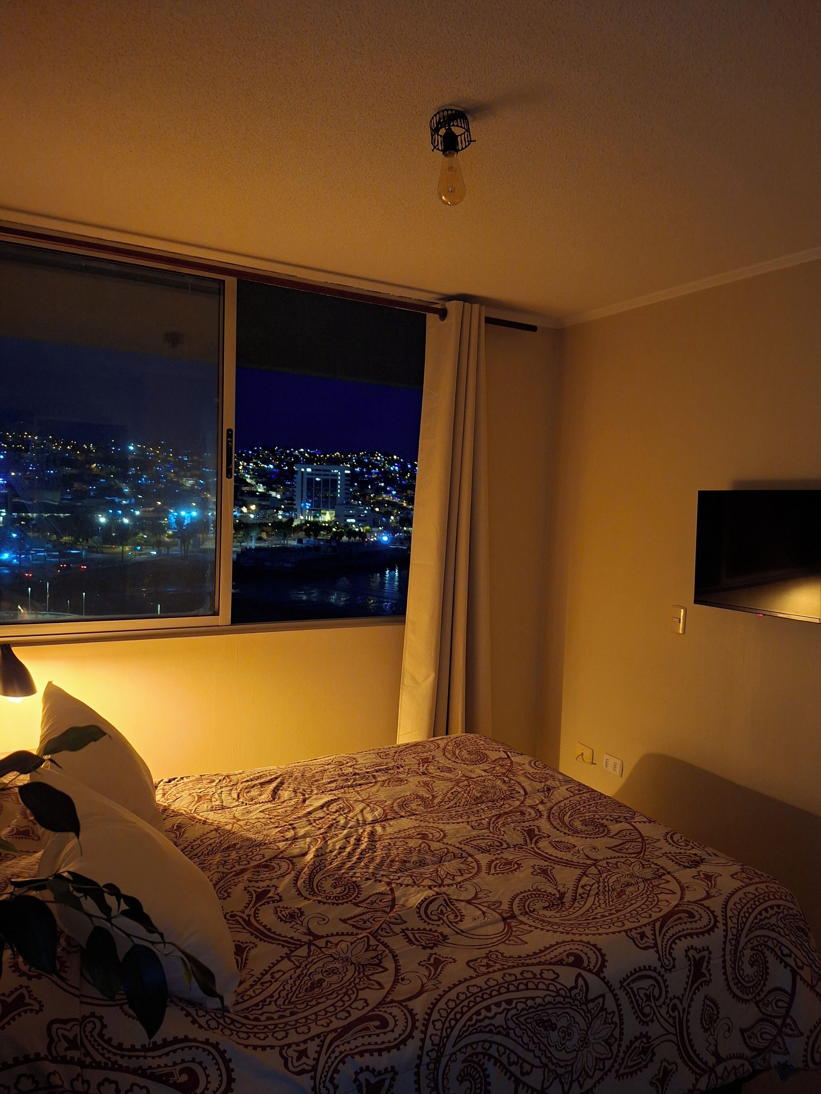 Silitysrauta/-lauta, Wi-Fi, vuodevaatteet