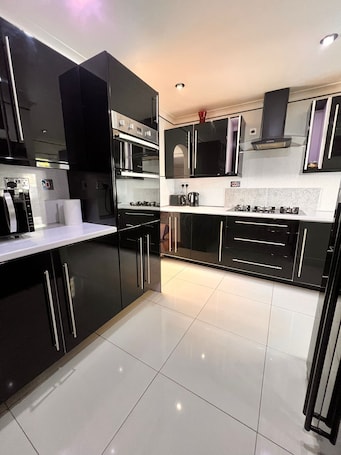 Fridge, microwave, oven, stovetop. Stylish home to rent 100 meters from the Eithad stadium and Coop Live arena