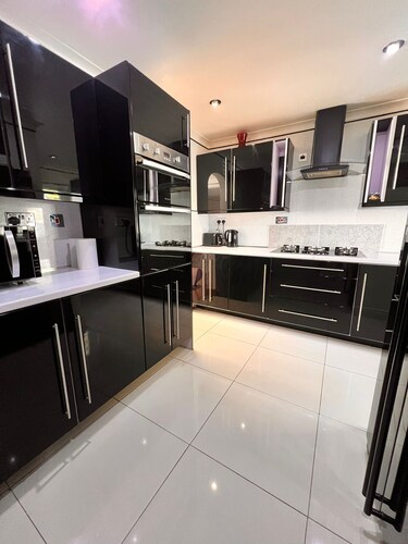 Stylish home to rent 100 meters from the Eithad stadium and Coop Live arena