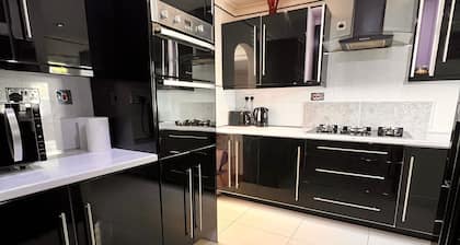 Stylish home to rent 100 meters from the Eithad stadium and Coop Live arena