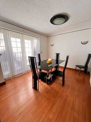 Dining - Stylish home to rent 100 meters from the Eithad stadium and Coop Live arena (Manchester)