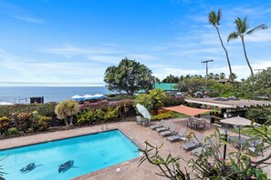 Outdoor pool - Fabulous Oceanview, Large Two Bedroom Condo w/pool & A/C! Newly Upgraded! (Kailua-Kona)