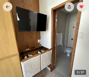 Regadera, secadora de cabello, toallas, jabón 