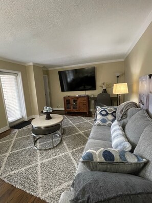 Smart TV, books - The Riverview Estate Midtown Atlanta (Atlanta)