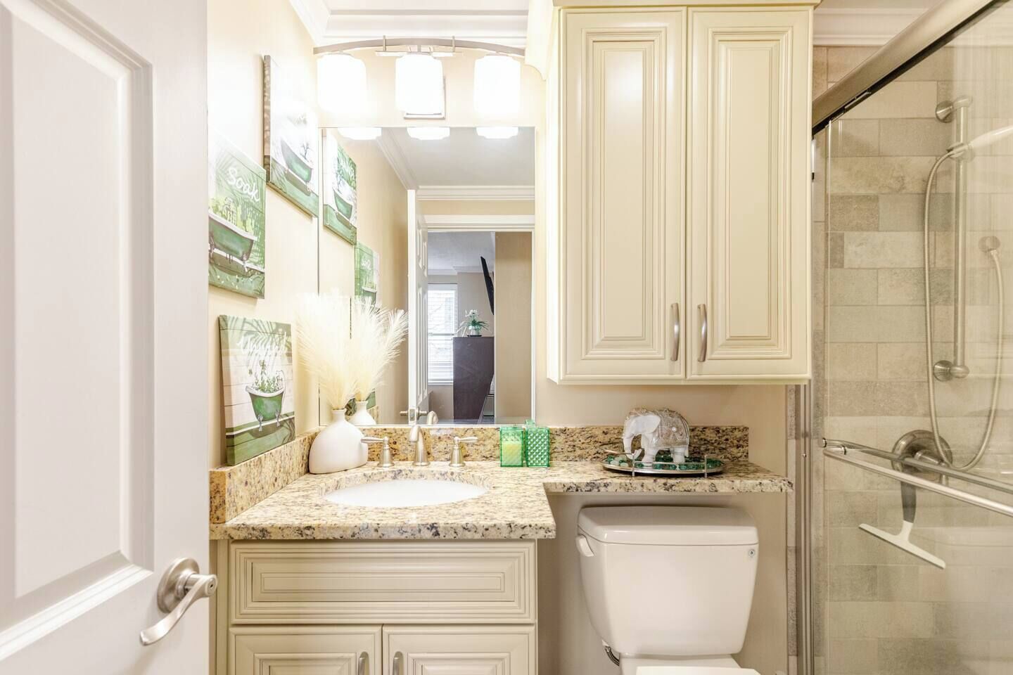 Een douche, een haardroger, handdoeken