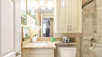 Een douche, een haardroger, handdoeken