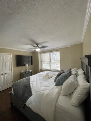 2 soverom, skrivebord, strykejern/-brett og reiseseng for barn