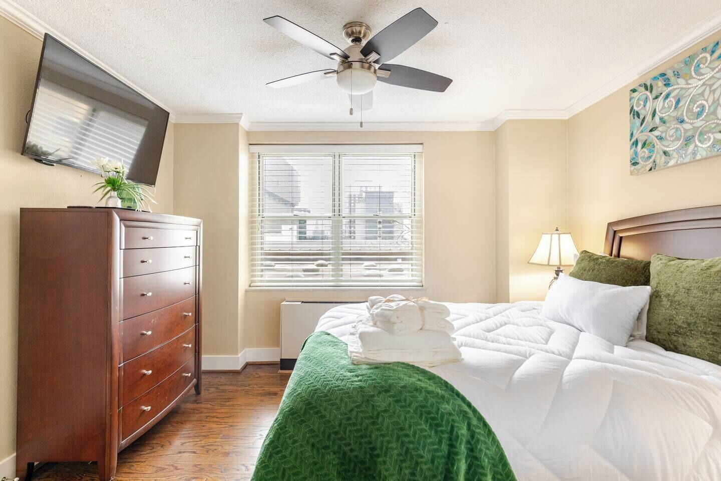 2 slaapkamers, een bureau, een strijkplank/strijkijzer, reisbedje