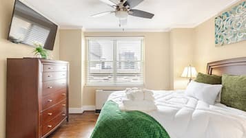 2 slaapkamers, een bureau, een strijkplank/strijkijzer, reisbedje