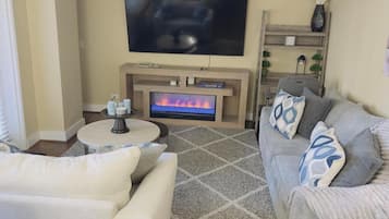 Smart TV, chimenea y libros